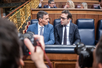 El presidente del Gobierno, Pedro Sánchez, y el vicepresidente y ministro de Economía, Carlos Cuerpo.