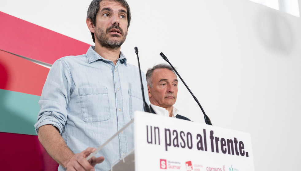 El ministro de Cultura, Ernest Urtasun, y el diputado de Sumar Enrique Santiago, durante una rueda de prensa ofrecida por el espacio político configurado por Movimiento Sumar, Comuns, Más Madrid e I