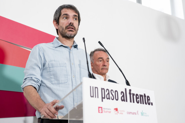 El ministro de Cultura, Ernest Urtasun, y el diputado de Sumar Enrique Santiago, durante una rueda de prensa ofrecida por el espacio político configurado por Movimiento Sumar, Comuns, Más Madrid e Izquierda Unida, en el Espacio Ecooo, a 4 de mayo de 2026,