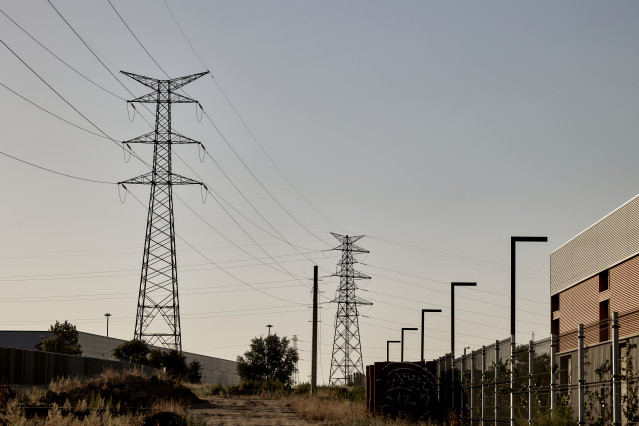 Archivo - Vista de una torre de alta tensión, a 23 de agosto de 2023, en Madrid (España). En esta cuarta ola de calor, la más prolongada en lo que va de verano, el precio de la luz se ha disparado. La cotización de la electricidad en el mercado mayorista