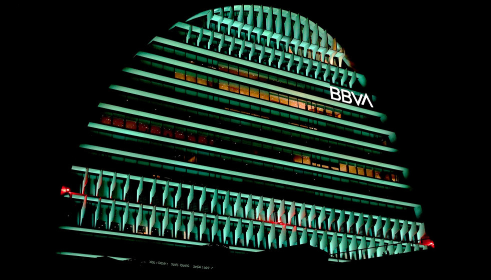 Archivo - El edificio La Vela de BBVA iluminado de color verde.