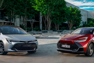 Archivo - Toyota Corolla y Toyota C-HR