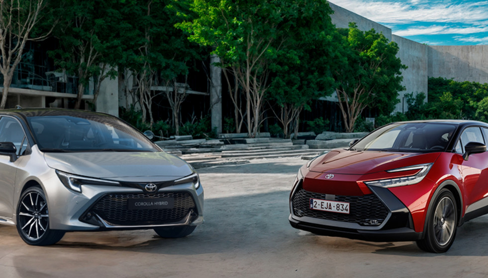 Archivo - Toyota Corolla y Toyota C-HR