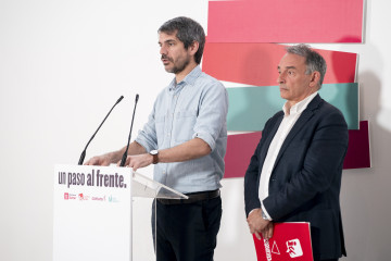 El ministro de Cultura, Ernest Urtasun, y el diputado de Sumar Enrique Santiago, durante una rueda de prensa ofrecida por el espacio político configurado por Movimiento Sumar, Comuns, Más Madrid e I