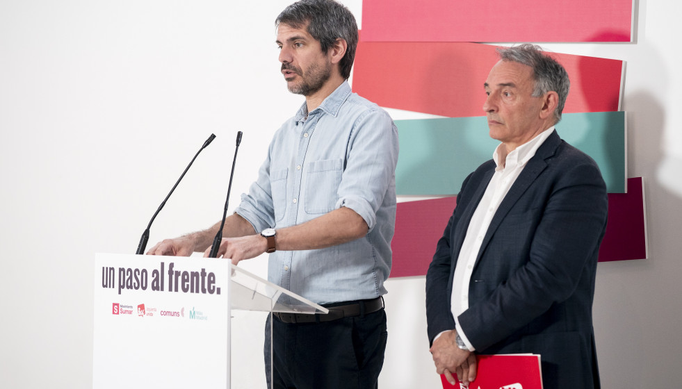 El ministro de Cultura, Ernest Urtasun, y el diputado de Sumar Enrique Santiago, durante una rueda de prensa ofrecida por el espacio político configurado por Movimiento Sumar, Comuns, Más Madrid e I