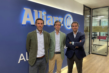 De izquierda a derecha: Javier Ansorena, director de Gestión de Clientes; Ignacio D'Ornellas, responsable de Distribución en Iberial; y Gonzalo de la Puente,  responsable de Global & International B