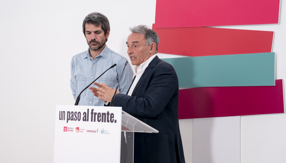 El ministro de Cultura, Ernest Urtasun, y el diputado de Sumar Enrique Santiago, durante una rueda de prensa ofrecida por el espacio político configurado por Movimiento Sumar, Comuns, Más Madrid e I