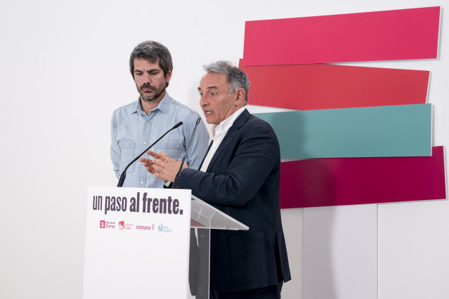 El ministro de Cultura, Ernest Urtasun, y el diputado de Sumar Enrique Santiago, durante una rueda de prensa ofrecida por el espacio político configurado por Movimiento Sumar, Comuns, Más Madrid e Izquierda Unida, en el Espacio Ecooo, a 4 de mayo de 2026,
