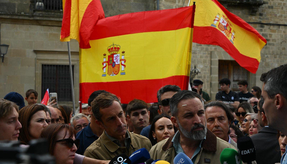 Santiago Abascal atiende a los periodistas en Úbeda.