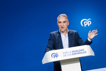 Archivo - El coordinador general del PP, Elías Bendodo, ofrece una rueda de prensa. Archivo.