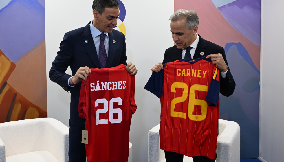 El presidente del Gobierno español, Pedro Sánchez (i), intercambia camisetas con el primer ministro de Canadá, Mark Carney (d), durante la Reunión de la Comunidad Política Europea, a 4 de mayo de