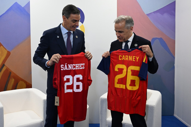 El presidente del Gobierno español, Pedro Sánchez (i), intercambia camisetas con el primer ministro de Canadá, Mark Carney (d), durante la Reunión de la Comunidad Política Europea, a 4 de mayo de 2026, en Ereván (Armenia).