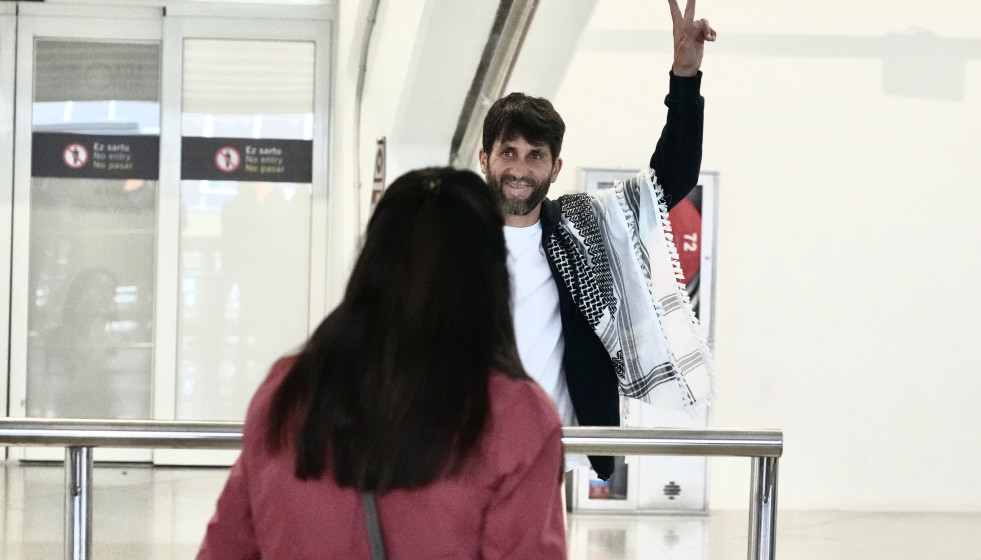 Llegada al aeropuerto de Loiu del profesor de Vitoria Salim Malla, que viajaba en misión humanitaria en la Global Sumud Flotilla