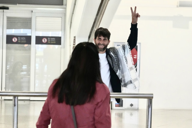 Llegada al aeropuerto de Loiu del profesor de Vitoria Salim Malla, que viajaba en misión humanitaria en la Global Sumud Flotilla