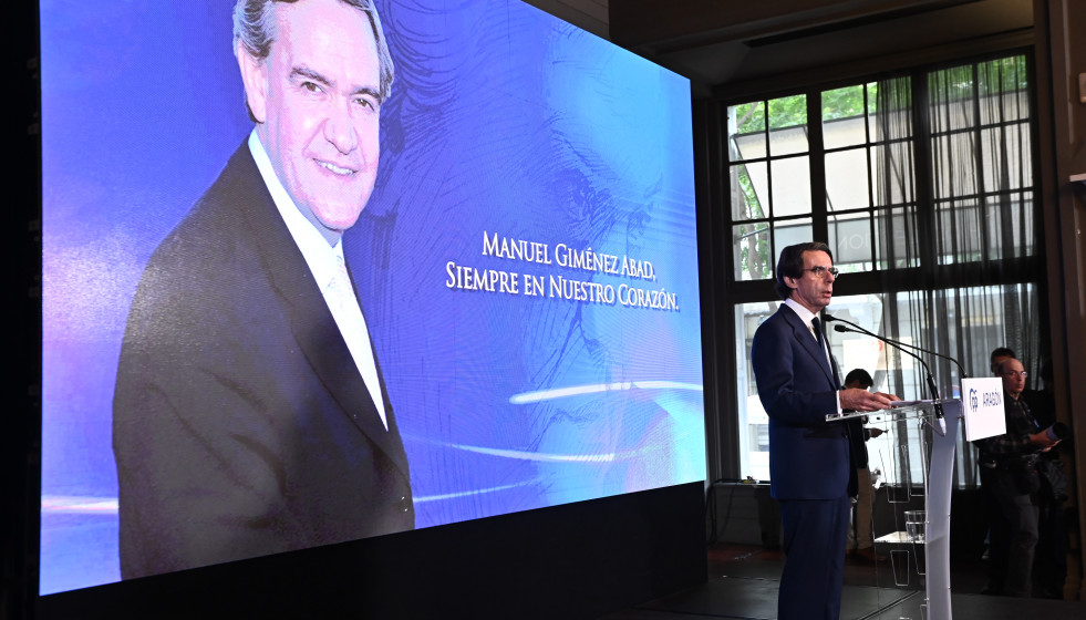 El expresidente del Gobierno, José María Aznar, durante el acto de homenaje a Manuel Giménez Abad, en el  Hotel NH Collection Gran Hotel, a 4 de mayo de 2026, en Zaragoza, Aragón (España).