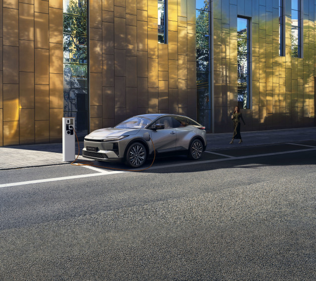 Archivo - El Toyota C-HR+ arrasa en el mercado eléctrico español de abril por delante del Dolphin Surf y Kia EV3