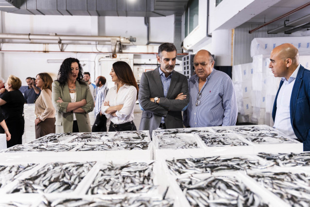 El consejero de Agricultura, Pesca, Agua y Desarrollo Rural de la Junta de Andalucía, Ramón Fernández-Pacheco, durante su visita a la lonja del Puerto de Almería.