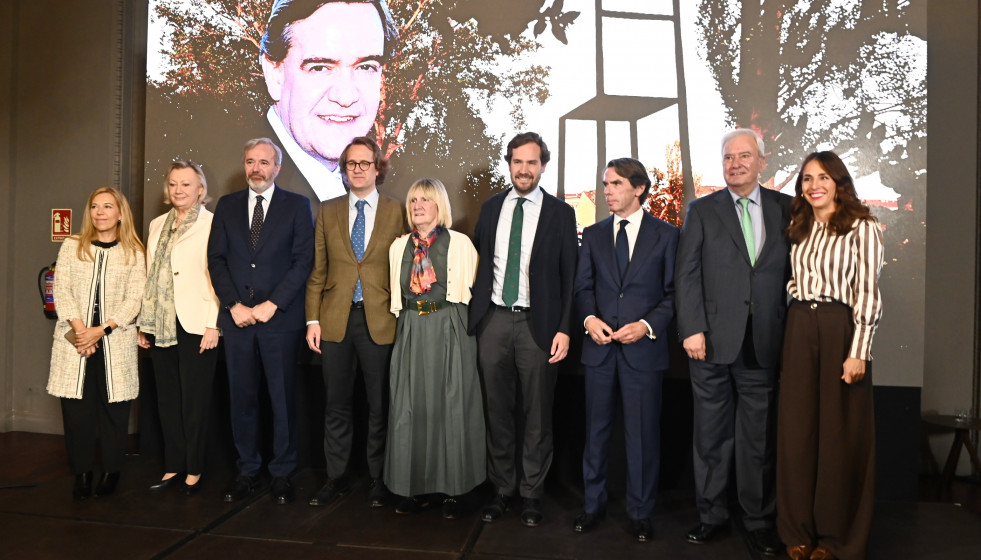 El presidente de Aragón, Jorge Azcón (i), junto a la expresidenta del PP aragonés, Luisa Rudi (2i), el hijo de Manuel Giménez Abad, Manuel Giménez Larraz (4i), la viuda de Giménez Abad, Ana Larr