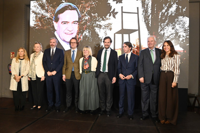 El presidente de Aragón, Jorge Azcón (i), junto a la expresidenta del PP aragonés, Luisa Rudi (2i), el hijo de Manuel Giménez Abad, Manuel Giménez Larraz (4i), la viuda de Giménez Abad, Ana Larraz (c), el diputado al Parlamento Europeo por el PP, Francisc
