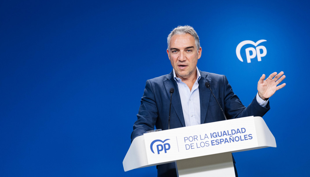 Archivo - El coordinador general del PP, Elías Bendodo, ofrece una rueda de prensa. Archivo.