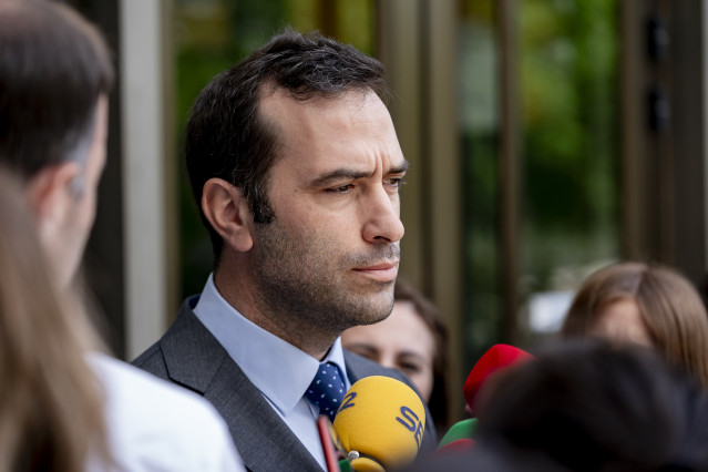 Archivo - El ministro de Economía, Comercio y Empresa, Carlos Cuerpo, atiende a los medios de comunicación, en el Ministerio de Economía, Comercio y Empresa, a 15 de mayo de 2024, en Madrid (España).