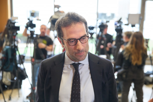 Archivo - El ministro de Economía, Comercio y Empresa, Carlos Cuerpo, atiende a los medios de comunicación en el Ministerio de Economía, Comercio y Empresa, a 4 de abril de 2025, en Madrid (España).