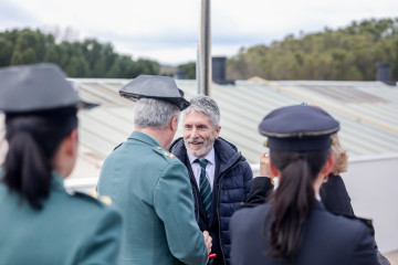 Archivo - El ministro de Interior, Fernando Grande-Marlaska (c), saluda  durante la inauguración de las III Jornadas sobre Mujer, Igualdad y Seguridad, en el Centro Tecnológico de Seguridad en El Pa