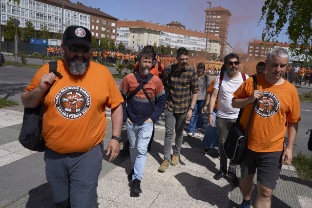 Varias personas durante una concentración de trabajadores de Tubos Reunidos