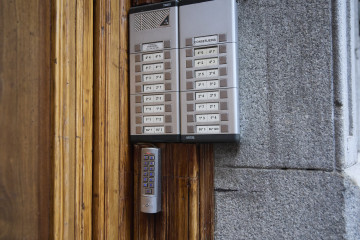 Archivo - Telefonillo de un bloque de viviendas, a 29 de octubre de 2024, en Madrid (España). Almeida, ha informado este martes, 29 de octubre, que presentará en dos semanas el Plan Especial de Prot