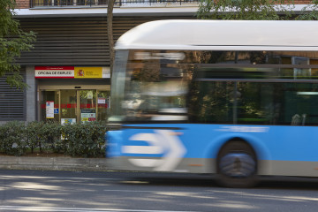 Archivo - Un autobús de le Empresa Municipal de Transportes pasa por delante de oficina de empleo de Madrid