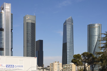 Archivo - Vista de las 5 torres en el complejo Cuatro Torres Business Area en el barrio de La Paz, a 26 de febrero de 2023, en Madrid, (España).