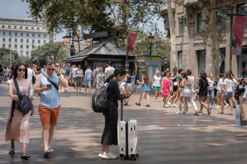 Archivo - Varias personas pasean por Las Ramblas, a 30 de junio de 2023, en Barcelona, Cataluña (España).