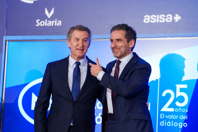 El presidente del Partido Popular, Alberto Núñez Feijóo (i), y el vicesecretario de Cultura y Deporte y portavoz nacional del PP, Borja Sémper (d), durante un desayuno informativo organizado por Nueva Economía Fórum, en el Four Seasons Hotel Madrid, a 5 d