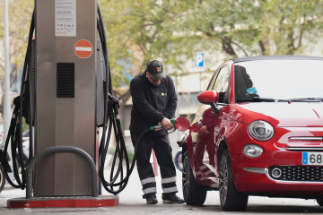 Archivo - Una persona echa combustible, a 4 de marzo de 2026, en Barcelona, Catalunya (España). El repunte del precio del petróleo (crudo Brent) tras la escalada de tensión y nuevos ataques en Orie