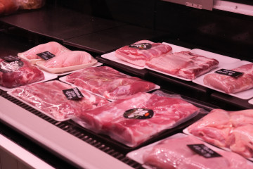 Archivo - Carne de cerdo expuesta en un mercado, a 2 de diciembre de 2025, en Barcelona, Catalunya (España). Ante el brote de peste porcina africana que afecta a algunas regiones de España, Planas h