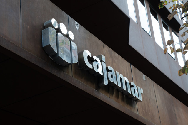 Archivo - Fachada del banco Cajamar.