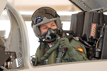 La Princesa de Asturias en un avión a reacción F-5 en la base aérea de Talavera la Real (Badajoz)