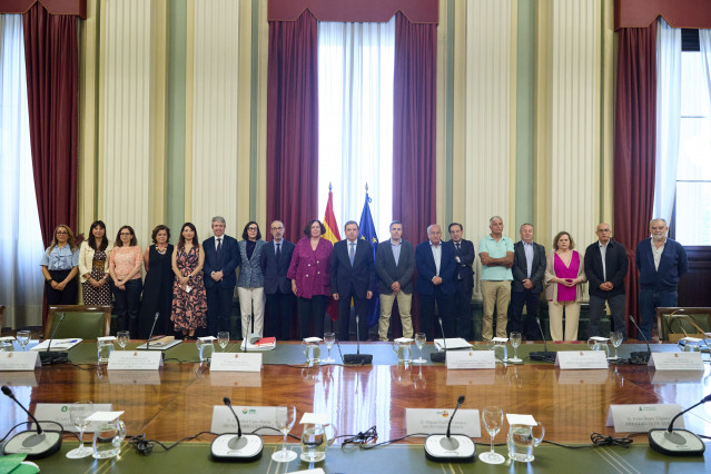 Archivo - El ministro de Agricultura, Pesca y Alimentación, Luis Planas, el Secretario General de COAG-IR, Miguel Padilla Campoy, el presidente de ASAJA, Pedro Barato Triguero, el cordinador estatal de UdU, Luis Cortés Isidro