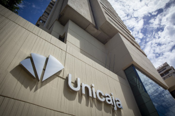 Archivo - Imagen de la fachada de una sede de Unicaja.
