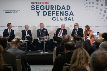 Representantes de Indra, GMV, Ministerio de Defensa, Navantia y Escribano (de izquierda a derecha) en la II Jornada de Seguridad y Defensa Global de Europa Press