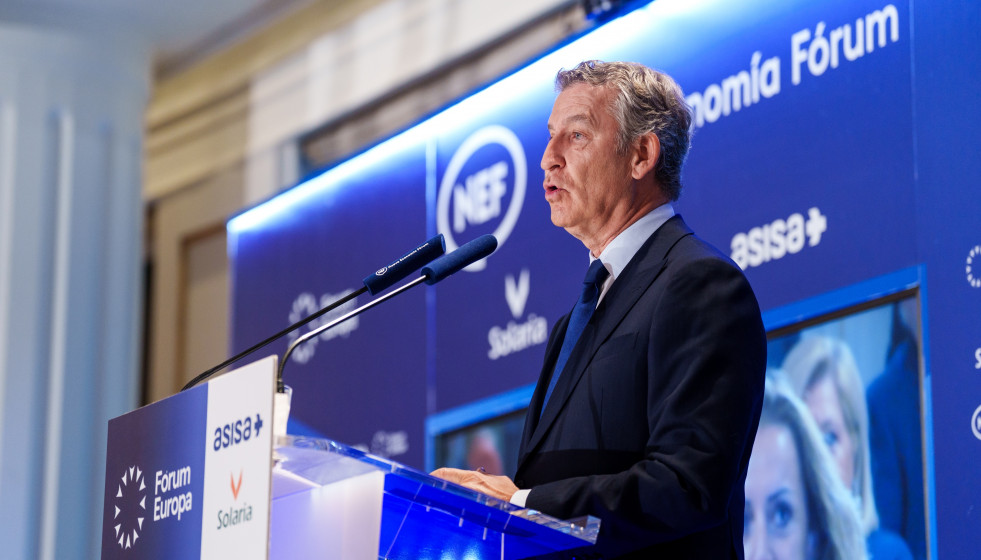 El presidente del Partido Popular, Alberto Núñez Feijóo, interviene durante un desayuno informativo organizado por Nueva Economía Fórum, en el Four Seasons Hotel Madrid, a 5 de mayo de 2026, en M