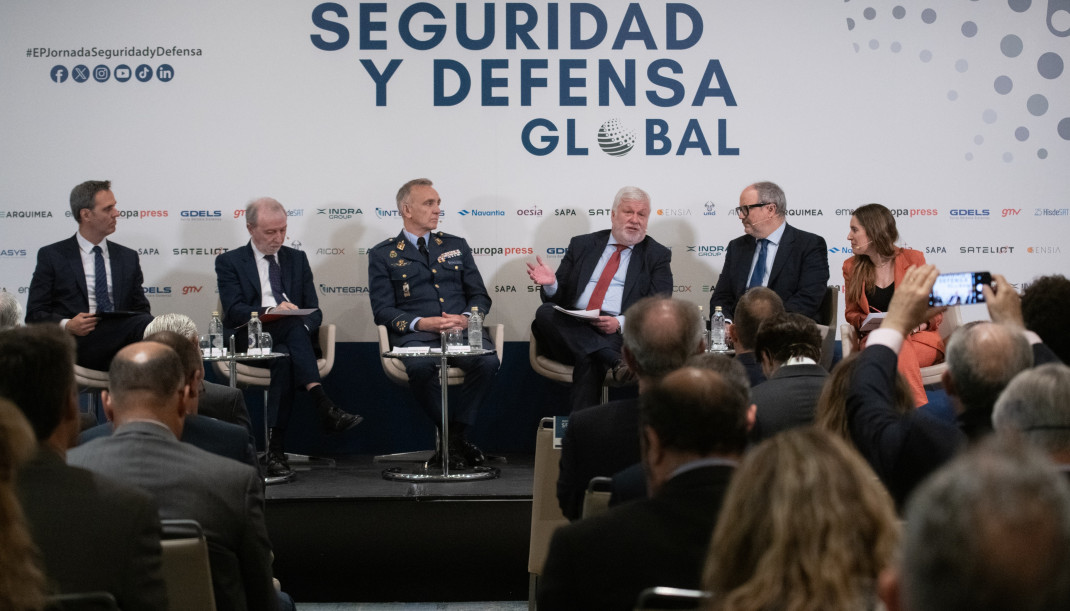 Representantes de Indra, GMV, Ministerio de Defensa, Navantia y Escribano (de izquierda a derecha) en la II Jornada de Seguridad y Defensa Global de Europa Press