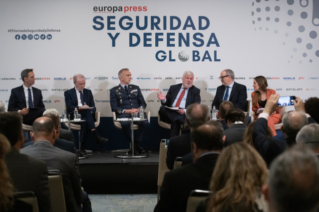 Representantes de Indra, GMV, Ministerio de Defensa, Navantia y Escribano (de izquierda a derecha) en la II Jornada de Seguridad y Defensa Global de Europa Press