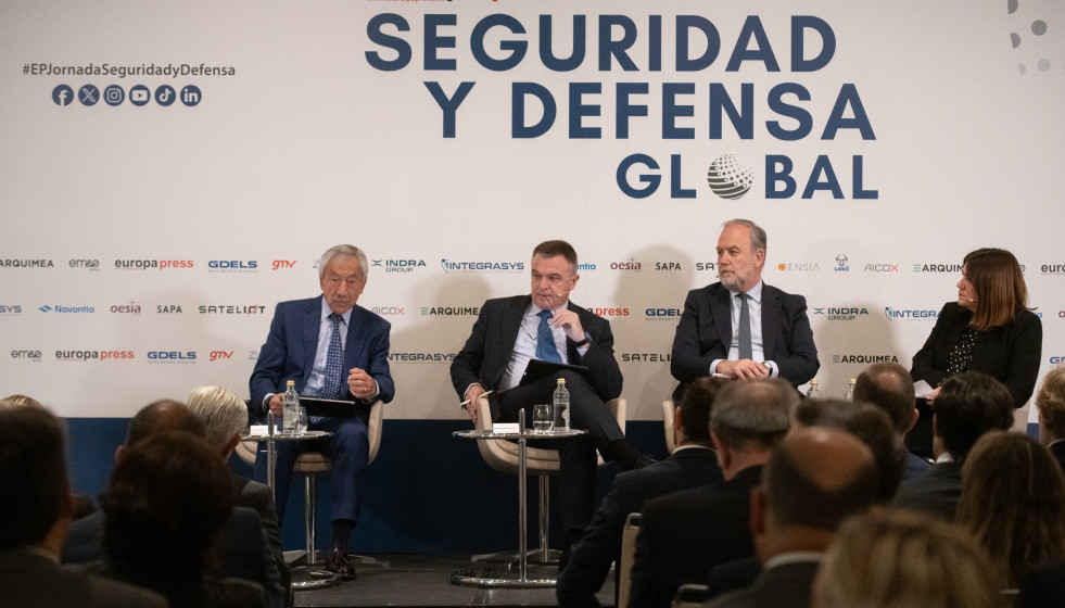 El presidente de AESMIDE, Gerardo Sánchez, el  delgado de la Agencia Española Espacial, Juan Carlos Sánchez, y el secretario general del CNI, Luis García, en la Jornada Seguridad y Defensa 'Innova