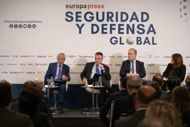 El presidente de AESMIDE, Gerardo Sánchez, el  delgado de la Agencia Española Espacial, Juan Carlos Sánchez, y el secretario general del CNI, Luis García, en la Jornada Seguridad y Defensa 'Innovación y visión estratégica', a 5 de mayo de 2026, en Madrid.