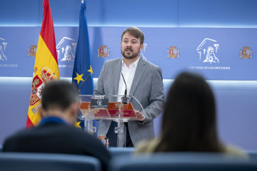 El diputado de Compromís y portavoz adjunto de Sumar en el Congreso, Alberto Ibáñez, durante una rueda de prensa en el Congreso de los Diputados, a 28 de abril de 2026, en Madrid (España).