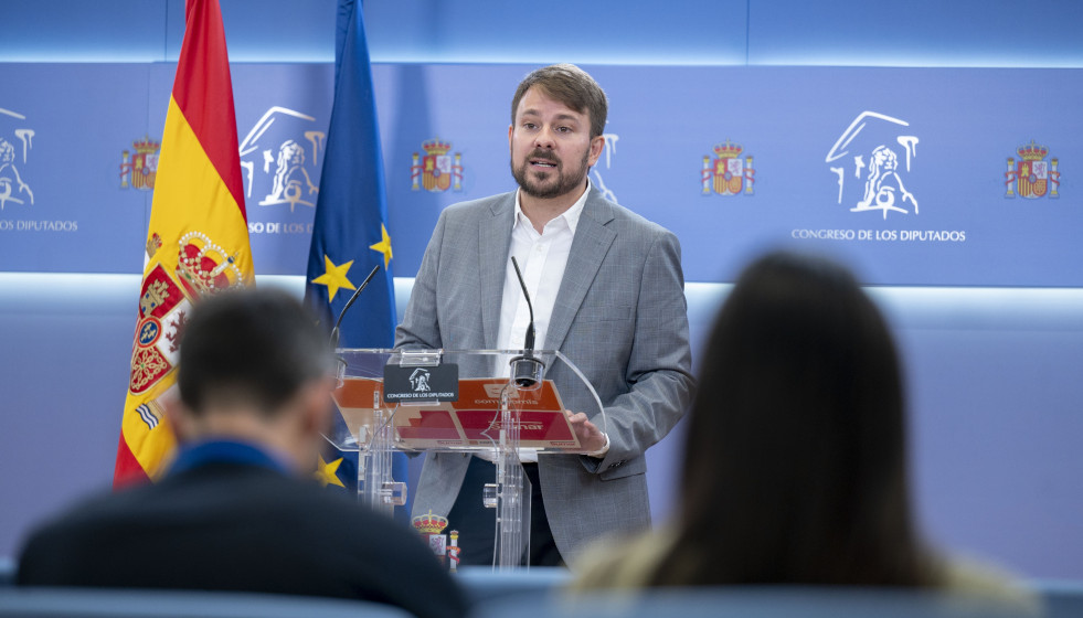 El diputado de Compromís y portavoz adjunto de Sumar en el Congreso, Alberto Ibáñez, durante una rueda de prensa en el Congreso de los Diputados, a 28 de abril de 2026, en Madrid (España).