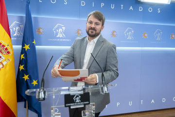 El diputado de Compromís y portavoz adjunto de Sumar en el Congreso, Alberto Ibáñez, durante una rueda de prensa en el Congreso de los Diputados, a 28 de abril de 2026, en Madrid (España).