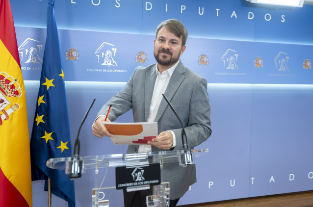 El diputado de Compromís y portavoz adjunto de Sumar en el Congreso, Alberto Ibáñez, durante una rueda de prensa en el Congreso de los Diputados, a 28 de abril de 2026, en Madrid (España).