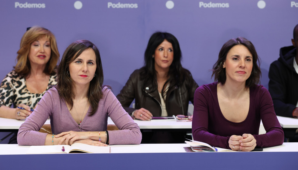 Archivo - La secretaria general de Podemos, Ione Belarra (i), y la secretaria política de Podemos y eurodiputada, Irene Montero (d), durante el Consejo Ciudadano Estatal de Podemos, a 20 de febrero d
